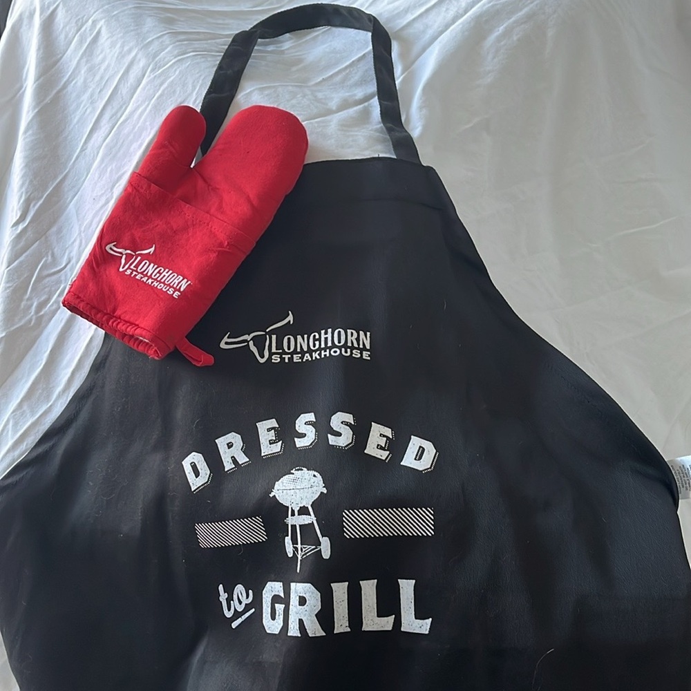 Longhorn Steakhouse Apron and Oven Mitt Set